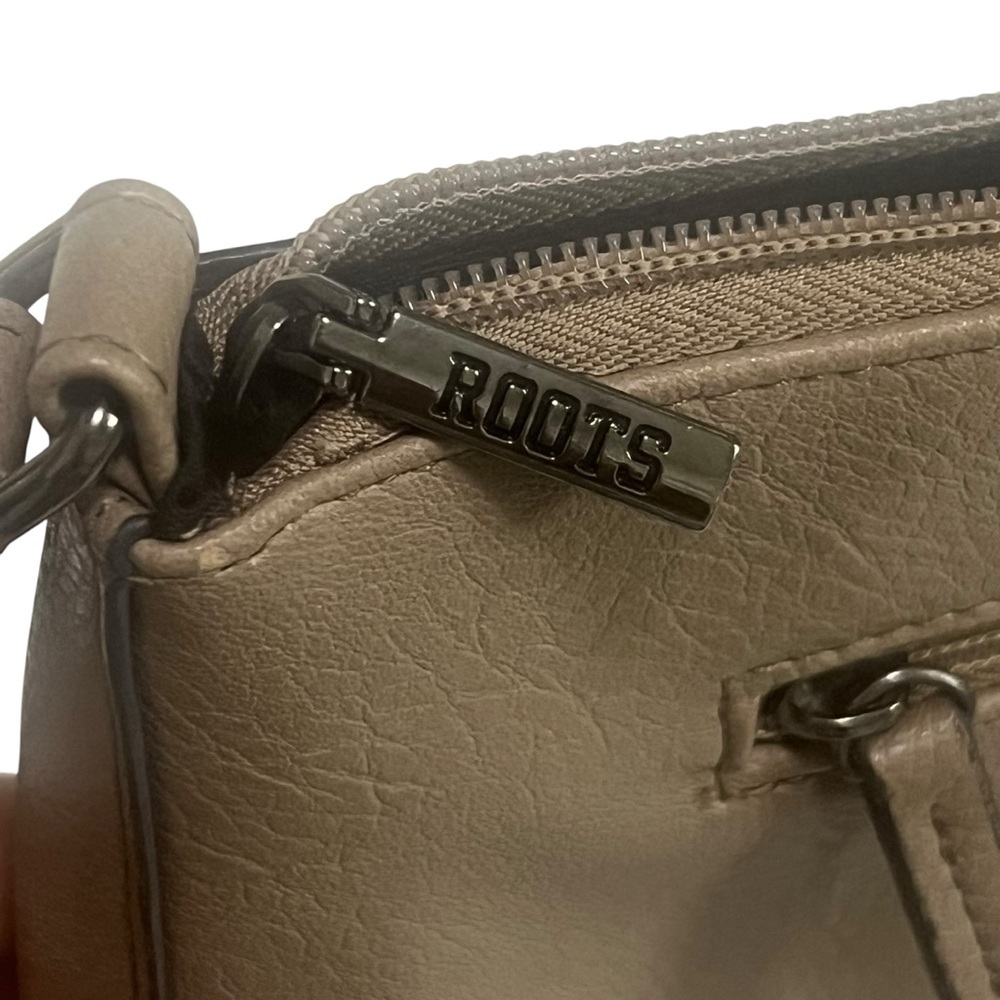 ROOTS Tan Leather Shoulder Crossbody Bag Casual Everyday Bag Zipper Closure - Picture 6 of 8